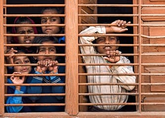 কারাগারে ছোট ছেলেদের জীবন বাঁচান